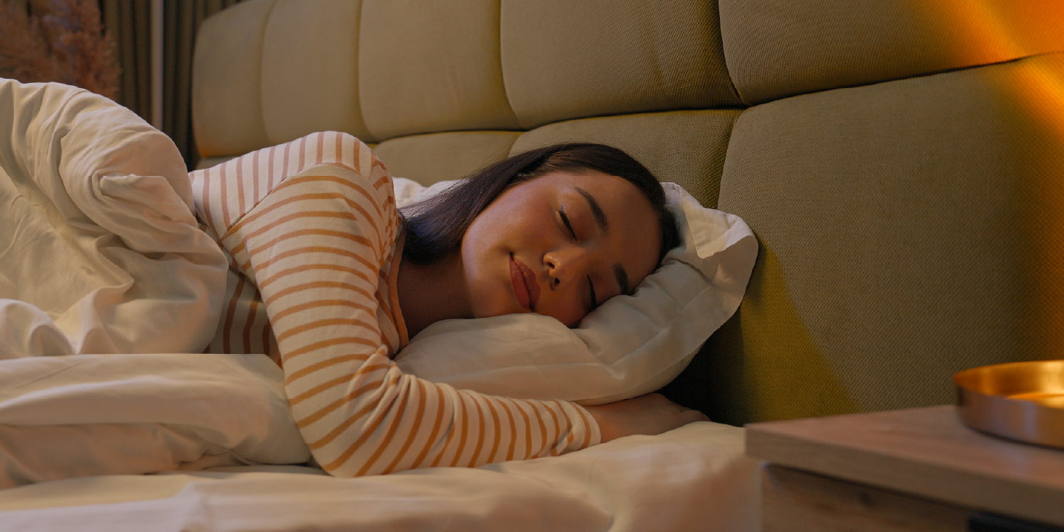 Mulher a dormir tranquila na cama