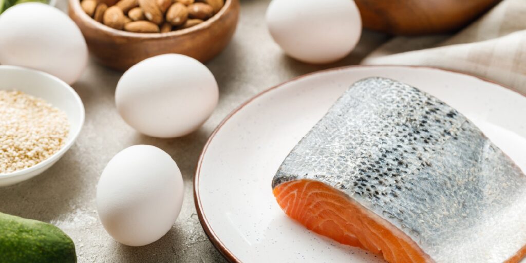 Salmão, ovos, frutos secos e sementes, alimentos que fazem bem à mente