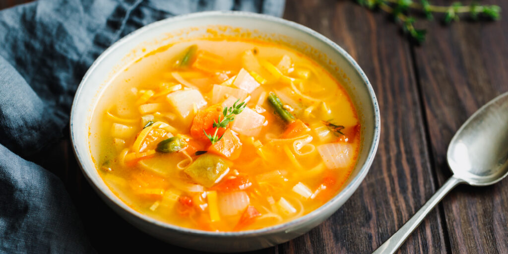 Taça de sopa de legumes, um dos alimentos saciantes